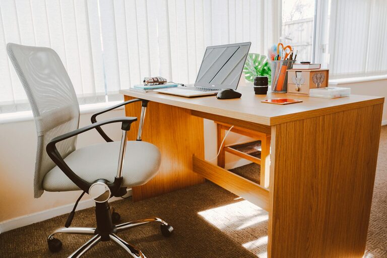 How to Choose a Comfortable Desk Chair for All-Day Support
